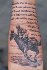 手臂令人难以置信的骑手与字母纹身