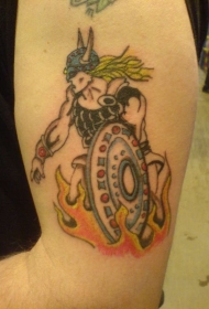 金发碧眼的维京战士站在火上的纹身图案