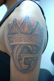 男士手臂字母皇冠纹身图案