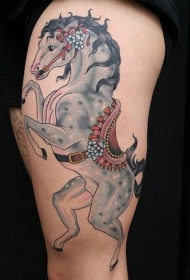 腿部有趣的彩色吉普赛马花纹身图案