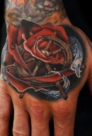 手背彩色玫瑰和海洋方向盘纹身图片