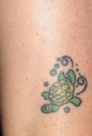 腿部彩色可爱的小绿龟纹身图片