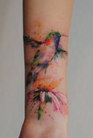 手臂水彩色可爱的蜂鸟纹身图案