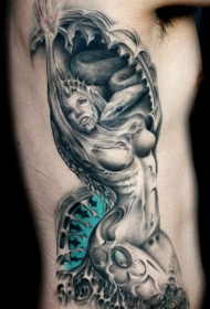 侧肋性感女人与蛇纹身图案