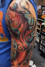 男性肩部彩色鱿鱼与鱼纹身图案