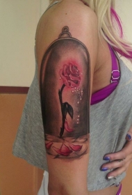 女性手臂彩色玻璃瓶中的玫瑰纹身图案