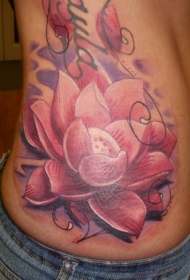 腰侧逼真的大粉红莲花纹身图案