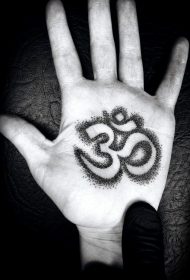 手部黑色点彩印度教符号纹身图案