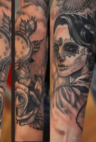 手臂墨西哥传统女子肖像和时钟纹身图片
