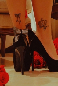 女生脚后漂亮优雅的皇冠纹身图案