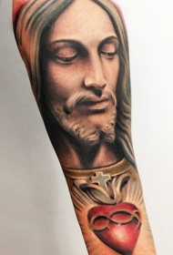 彩绘耶稣肖像和红色的心纹身图案