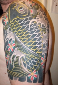 肩部彩色日本锦鲤鱼纹身图案