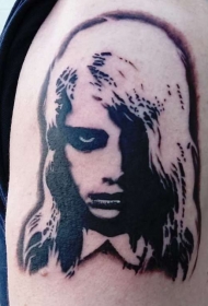 肩部黑色恐怖电影女孩肖像纹身