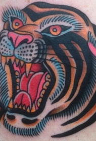 肩部彩色咆哮的老虎头部纹身图案