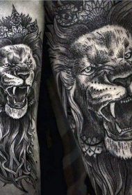 手臂黑灰雕刻风格详的吼叫狮子纹身图案