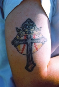 十字架和王冠纹身图案