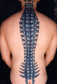 男性背部脊椎骨之彩色纹身图案