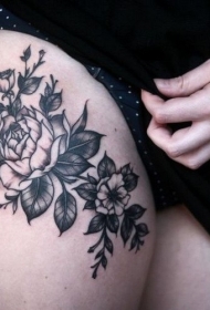 女性腿部巨大黑白花朵纹身图案