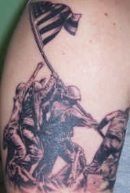 手臂棕色军人和国旗纹身图案