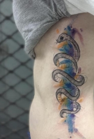 侧肋漂亮蛇彩色纹身图案