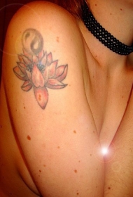 女性肩部彩色莲花与阴阳符号纹身图片