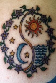 肩部彩色太阳和月亮纹身图片