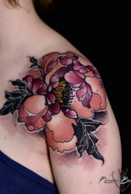 女性肩部自然彩色大花纹身图案