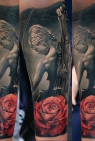 手臂逼真的彩色妇女与玫瑰花纹身