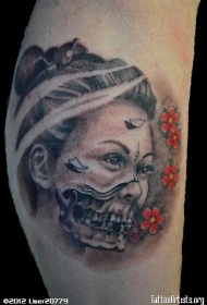 腿部恐怖风格的彩色骷髅艺妓纹身图案