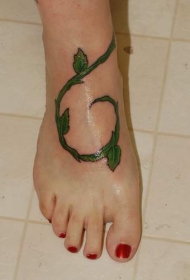 女性脚背彩色逼真的绿藤纹身图案