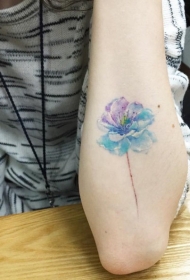 手臂简单的水彩像花朵纹身图案