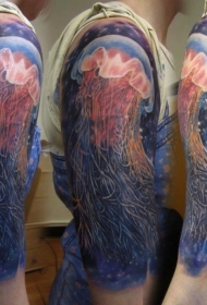 肩部彩色逼真的果冻鱼纹身图案
