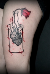腿部彩色花瓶与心脏花朵纹身图案
