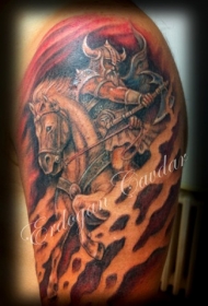 彩色维京战士骑着马纹身图案