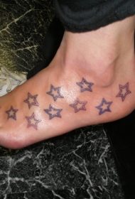 女性脚背简单的五角星纹身图案