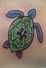 肩部彩色乌龟与花朵纹身图案