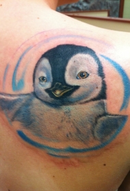 肩部微笑可爱的企鹅纹身图案