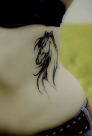 女性腰部黑色简约马纹身图案