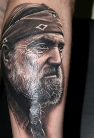 手臂现实主义风格的彩色男子肖像纹身图案