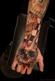 手臂彩色血腥的骷髅头纹身图案