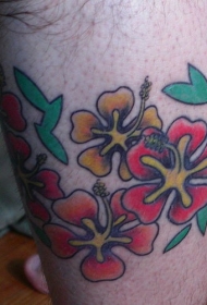 女性腿部彩色木槿花纹身图案