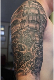 肩部灰色章鱼攻击半个船上的纹身图案