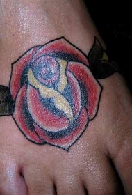 女性脚部彩色红玫瑰纹身图案