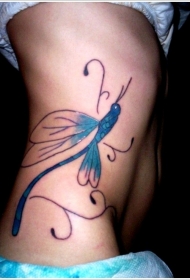 女生侧肋可爱的蜻蜓纹身图案