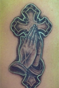 祈祷手和大十字架纹身图案