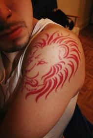 男性肩部红色狮子头纹身图案