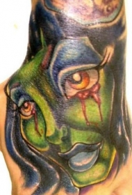 手背绿色的流血怪物女孩纹身图案