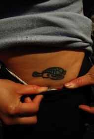 腰部彩色卡通小龟纹身图案