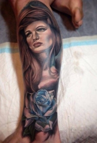 腿部令人惊叹的逼真女人肖像纹身