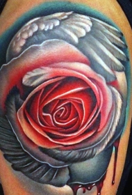 肩部华丽的彩绘玫瑰花与翅膀纹身图案